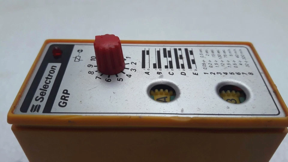 RELÉ DE SINCRONIZACIÓN MULTIFUNCIÓN SELECTRON LYSS AG GRP 31/32 Foto 4 de 4