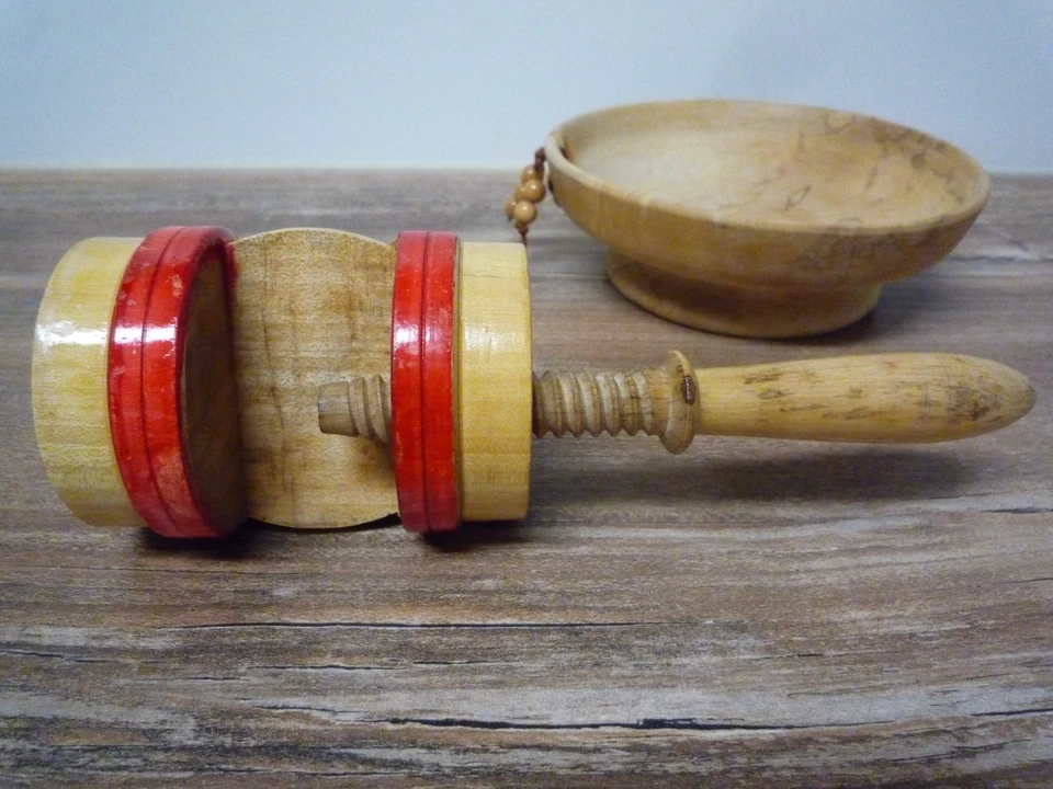Antiker alter Nussknacker aus Holz mit Schraube Gewinde , Nuss Holzschale - Bild 3 von 4