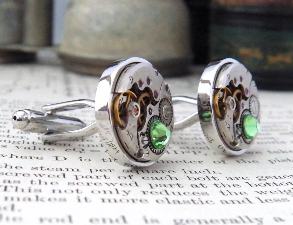 Gemelos Peridoto Steampunk con movimientos de reloj vintage. Regalos inusuales para hombre. Foto 2 de 4