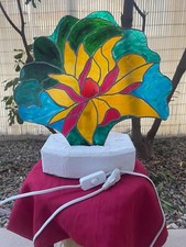 Vitrail lampe bromelia acrylique sur socle en plâtre.