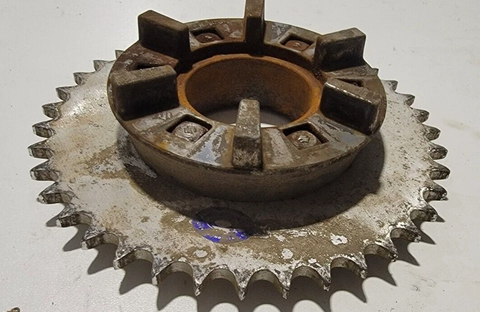 Piñón trasero 39T y brida de transmisión 1973 Suzuki TS250 TS 250 Savage 73 Foto 4 de 4