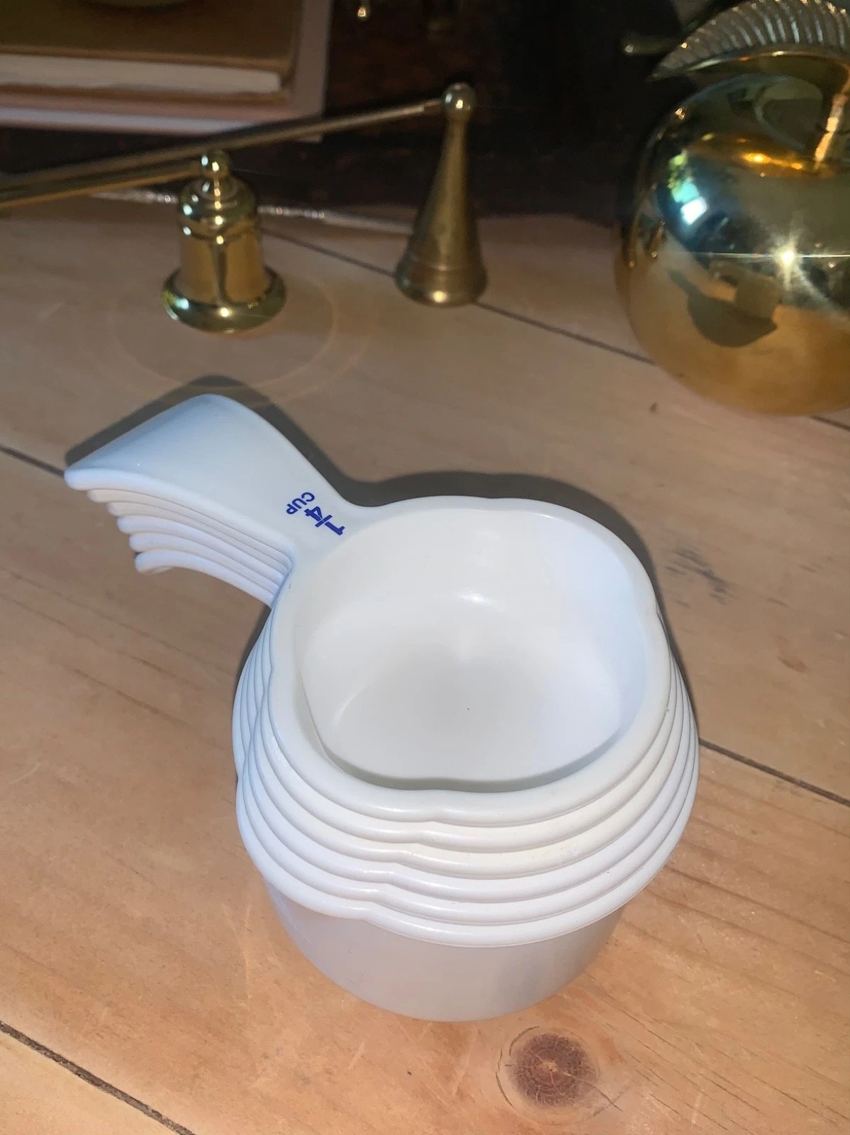 Tupperware Measuring Cups Set of 6 White & Blue Curved Handles