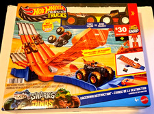 Hot Wheels Monster Trucks Corsa Down Pista Distruzione Squali VS Dinosauri Playset