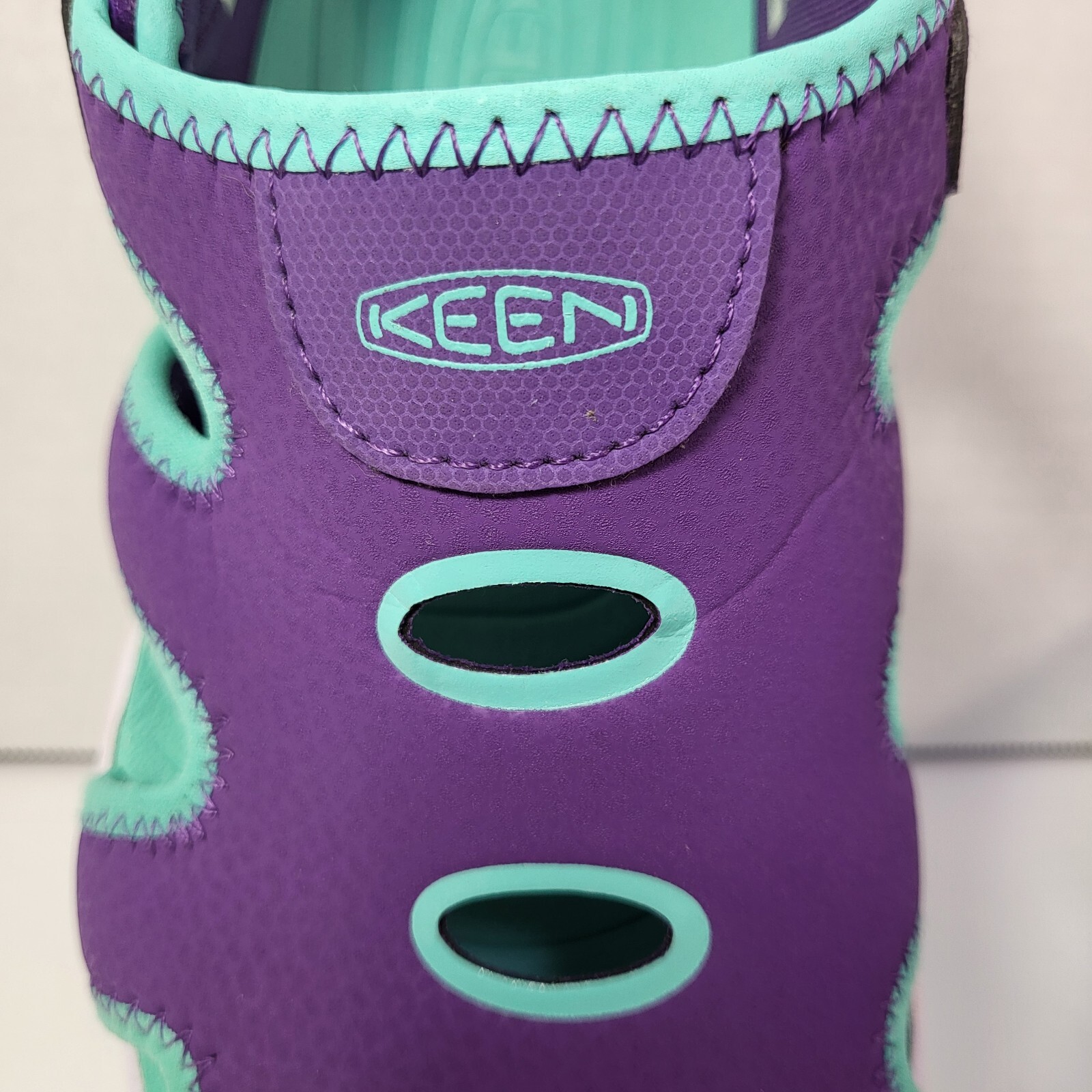 Sandali da acqua KEEN Stingray per bambino grande taglia 4 giovane punta chiusa esterno viola acqua