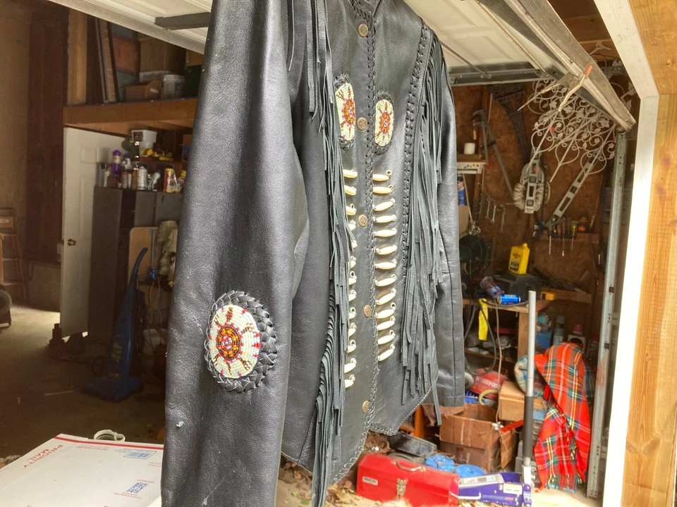 Chaqueta Occidental 3B West Tansmith Negra Gamuza Flecos Cuentas Bull Emblem Talla -SM. Foto 3 de 4