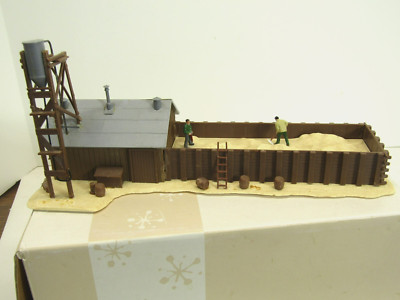 POLA-QUICK ho TRACKSIDE SAND HOUSE Model Kit looks nicely built 2 workers