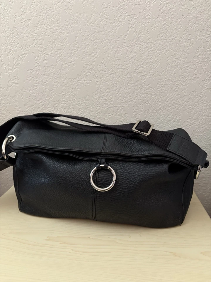 Bolso bandolera grande de cuero negro Escada Sport para mujer Foto 2 de 4