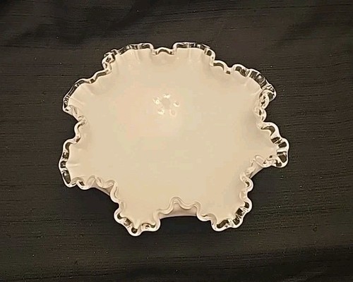 De colección Fenton Cresta de Plata Leche Vidrio Compota Caramelo Pedestal Cuenco Borde Con Volantes - Imagen 3 de 11