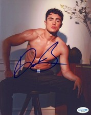 Darren Barnet "Never Have I Ever" AUTOGRAPH Signed Shirtless 8x10 Photo E ACOA Darren Barnet "Never Have I Ever" AUTOGRAPH Signed Shirtless 8x10 Photo E ACOA
