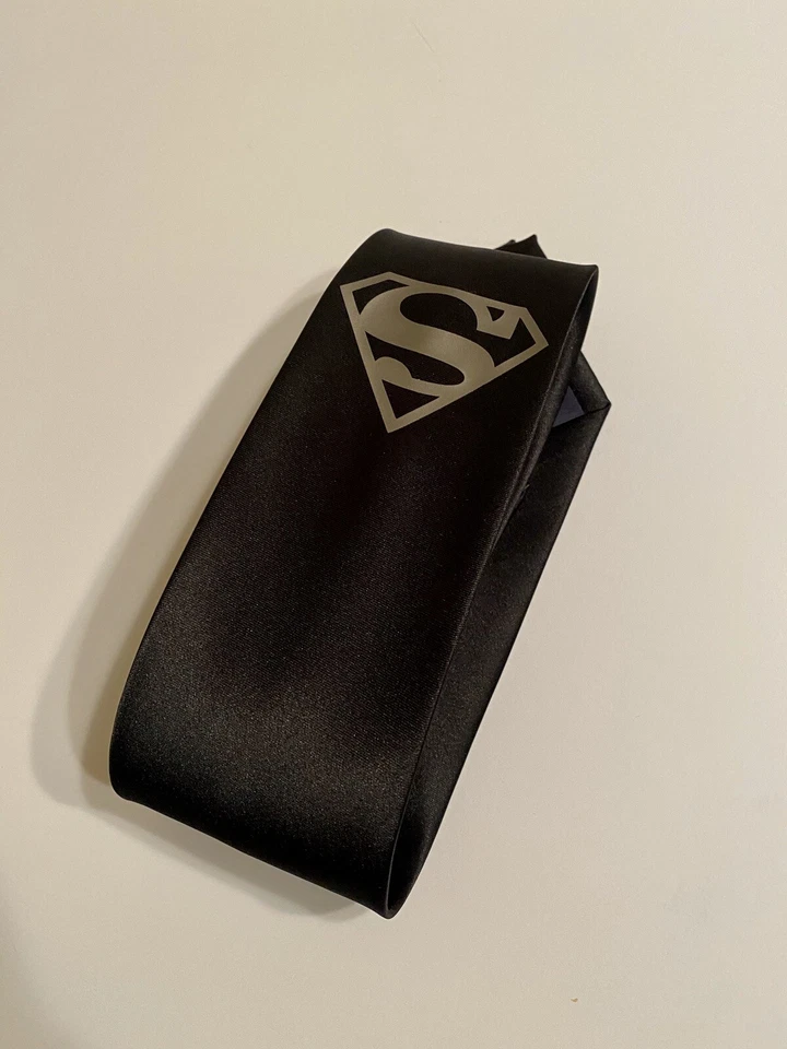 Corbata de superhéroe, nueva, logotipo plateado en el área del pecho, regalo genial, gran calidad Foto 2 de 4