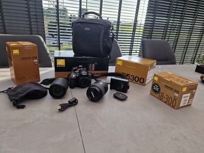 Nikon D5300 24,2MP DSLR-Set schwarz mit 18-105 & 18-300 VR, Tasche