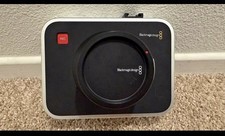 Blackmagic 2.5K Production Cinema Camera (attacco EF) con adattatore di alimentazione.