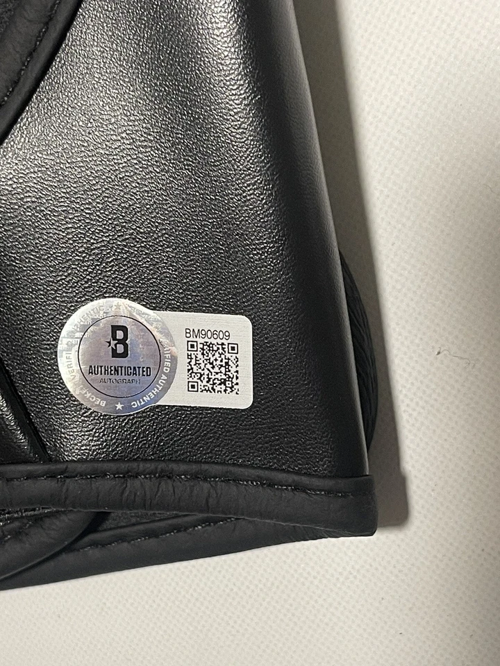 Guante Cain Velásquez Brown Pride Firmado UFC Beckett Certificado de Autenticidad BAS IP a Foto 3 de 4