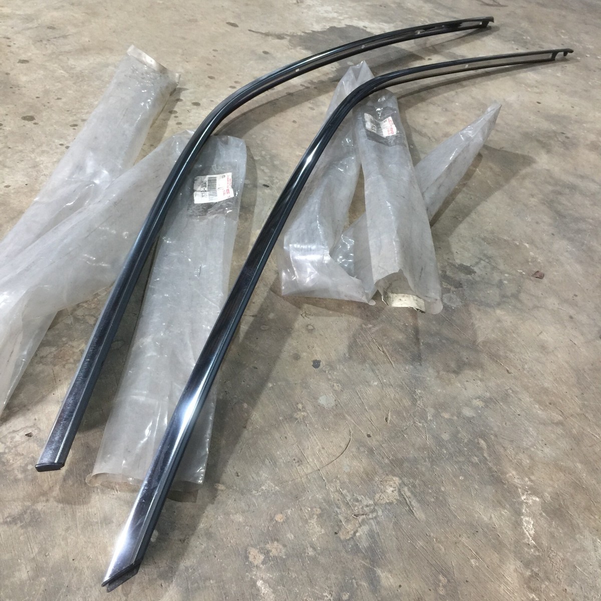 Moulding Front Door Window Frame Upper Pair Toyota Crown Majesta
