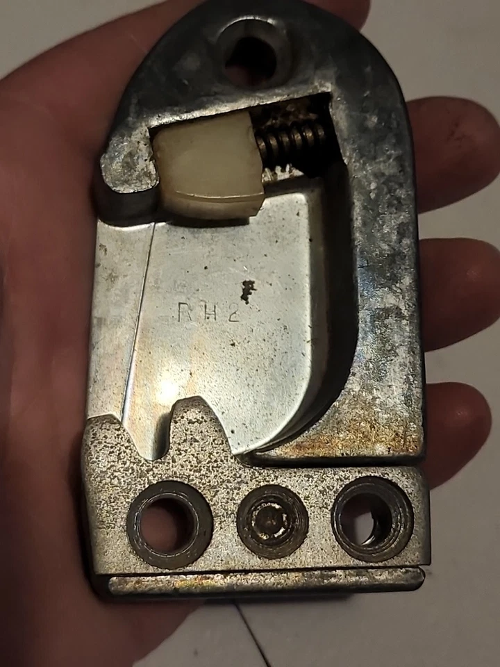 Chevrolet Corvette 1956 1957 1958 1959 1960 1961 pestillo placa de golpe diestro GM nuevo de Lote Antiguo Foto 2 de 3