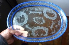 Plateau ancien ovale en verre décor a la roue et façon galon bleu