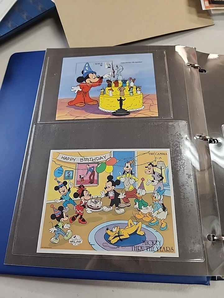 GAMBIA MICKEY A TRAVÉS DE LOS AÑOS HOJA DE SELLOS DE DISNEY MNH 1989 60 CUMPLEAÑOS BRUJO Foto 2 de 4