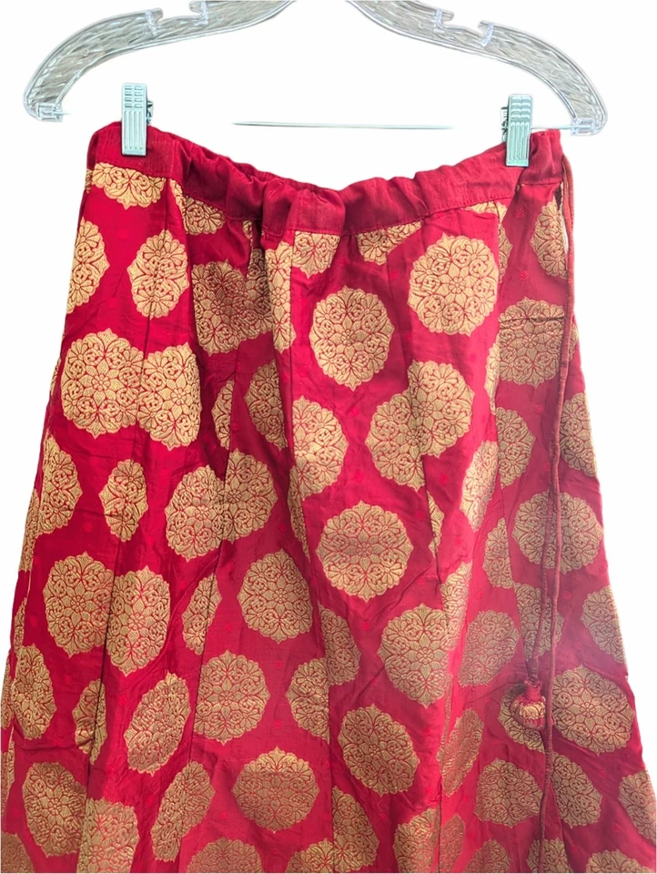 Vintage Feito à Mão Seda Banarasi Saree MaxiSkirt Ouro Vermelho Brocado Opulento Tamanho Único - Imagem 3 de 4