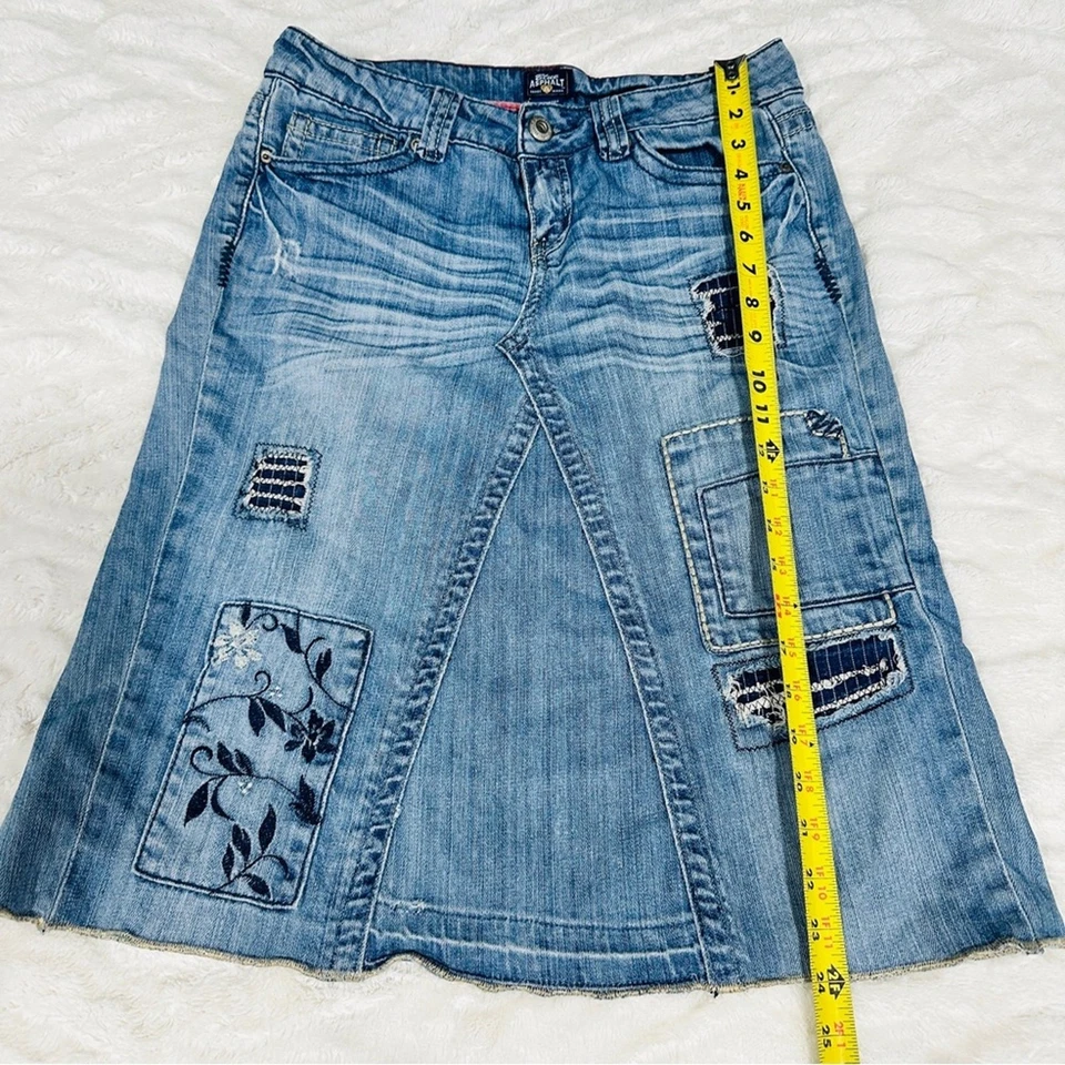 Falda de jean minimalista azul asfalto talla 9 para mujer azul de mezclilla con retazos dobladillo deshilachado Foto 4 de 4