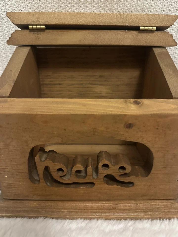 VINTAGE SOLID WOOD RECIPE BOX - SLANTED, LIFT-UP LID, INDEX CARDS INCLUDED - Image 3 of 4