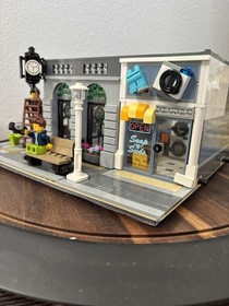 LEGO Creator Expert &ndash; Brick Bank 10251, 98% complete / assembled