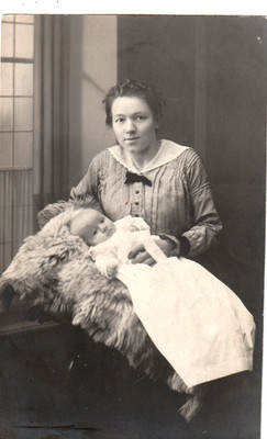 Postcard mother has her baby on her lap - photo by Gustav Fuchs in Gera-R.