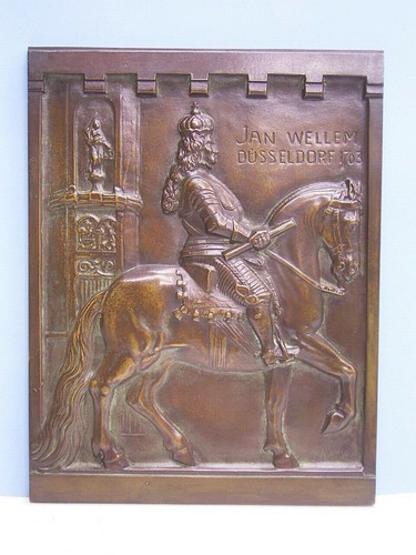 BRONZE RELIEF DARSTELLUNG: REITERSTANDBILD: JAN WELLEM / DÜSSELDORF: SIGN. WIEHE