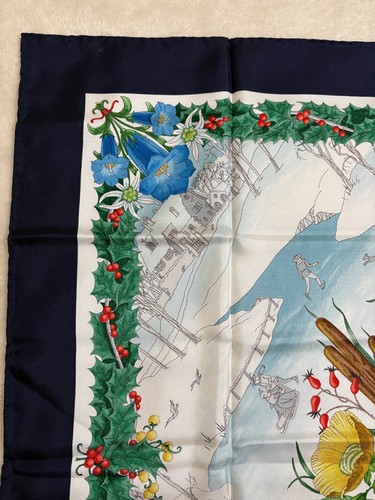 GUCCI Flora Silk Scarf Navy Border Floral Bouquet Size 33.0in×32.2in - Picture 3 of 19