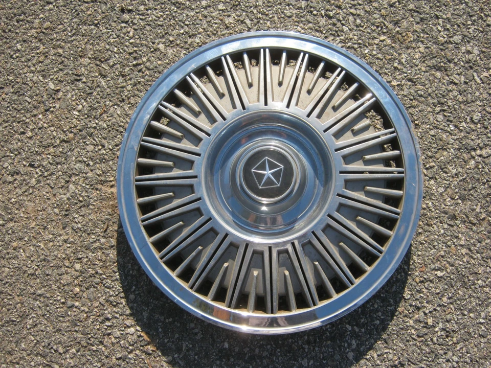 Cubierta de rueda tapacubos de 14 pulgadas Dodge 400 600 1982 a 1988 de fábrica Foto 2 de 4