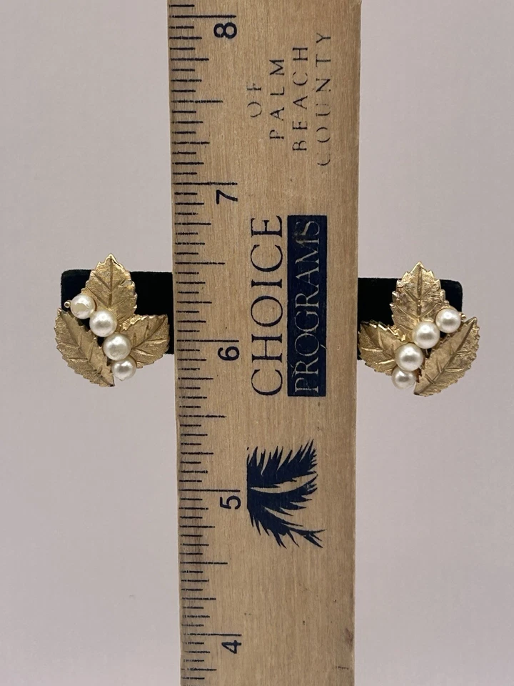 Pendientes de clip vintage corona TRIFARI florentino de metal dorado de tres hojas y cuatro perlas Foto 4 de 4