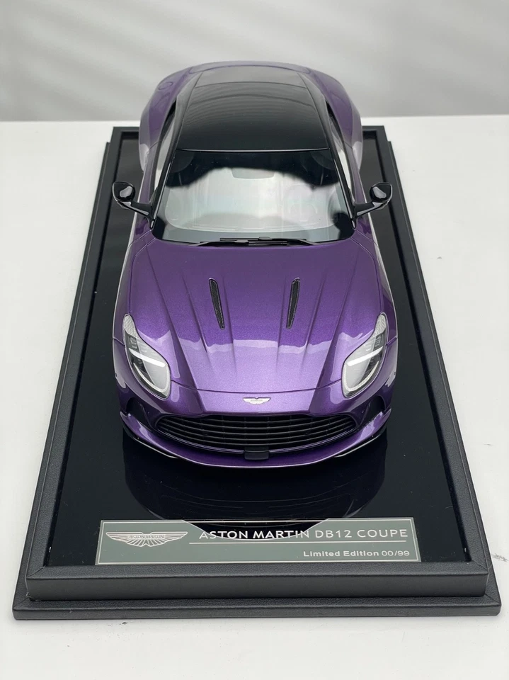Aston Martin DB12 cupé (púrpura) [Motorhelix] escala 1/18 Foto 4 de 4