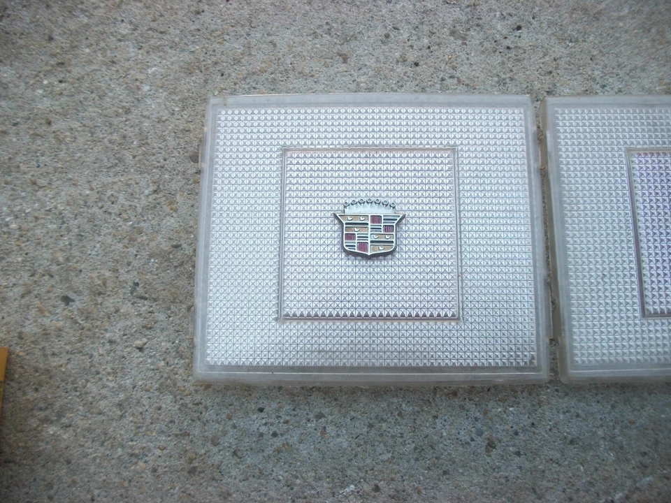 1977-1992 Cadillac Coupe Deville Fleetwood NOS painel de guarnição de porta luz de cortesia. - Imagem 3 de 4