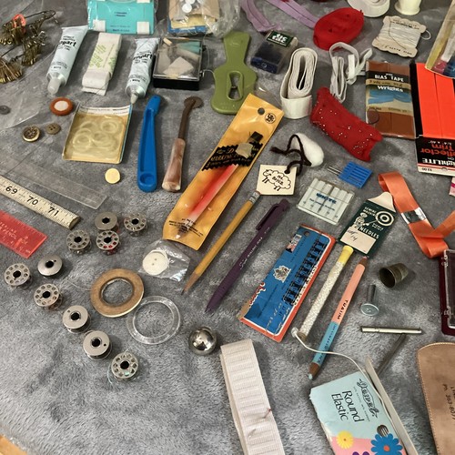 Vintage Sewing Kit Bundle Lot - Wooden Spools Tools Buttons Zippers Safety Pins - Picture 7 of 13
