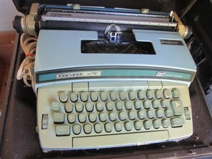 VINTAGE CORONET SUPER 12 TYPEWRITER W/ CASE  ELECTRIC