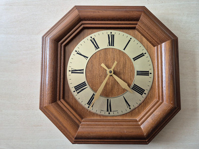 Wanduhr, Holz mit Quarzuhrwerk von Junghans