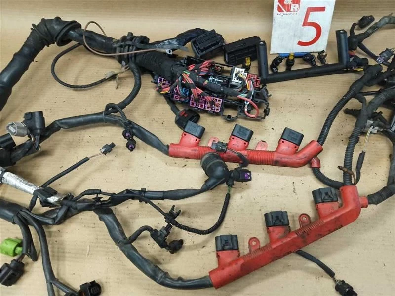 AUDI Q5 3.2 EFI 2010 AWD en el compartimiento del motor arnés de cableado con caja de fusibles 8K1971072Kq Foto 3 de 4