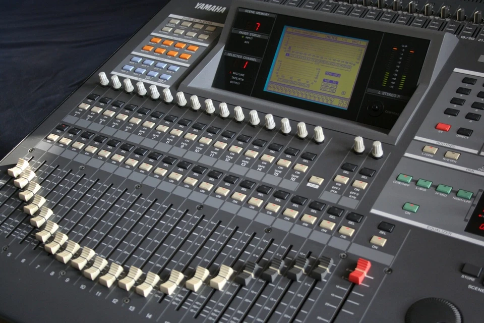 Yamaha 02R V2 Digitalmischpult (Meterbridge, 8x8 ADAT, RME Hammerfall DSP 9632) - Bild 4 von 4