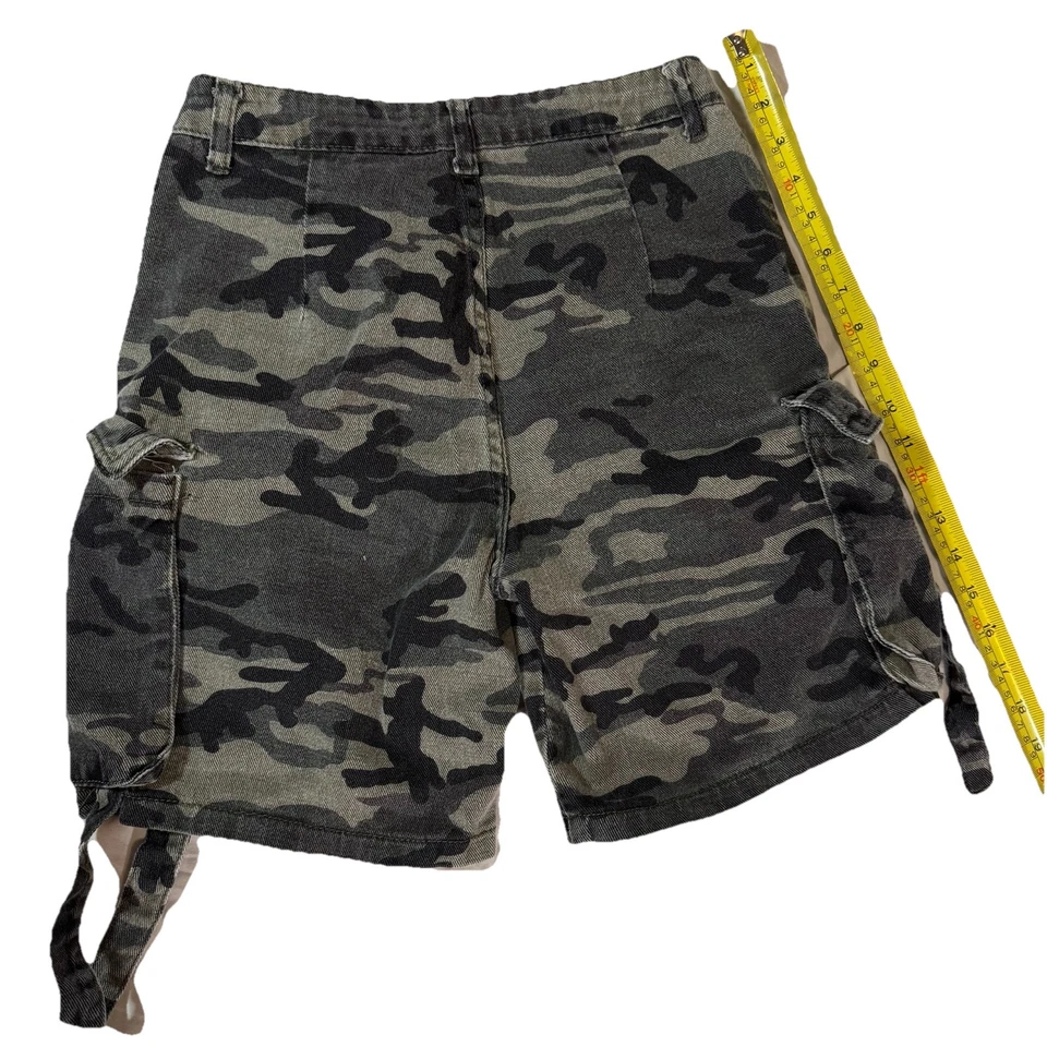 Pantalones Cortos Carga Mujer Camuflados Verde con Correas Talla Pequeña (Usado) Mujer’s Cintura 26-28 Foto 2 de 4