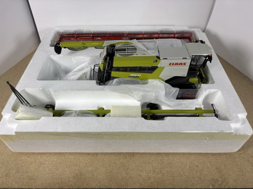 Lexion 8900 Terra Trac With Convio 1380 Grain Head 1/32 Scale 2577620 - Image 4 of 4