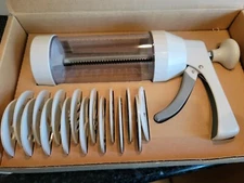 The Pampered Chef Cookie Press 1525 With 16 Cookie Discs in Box