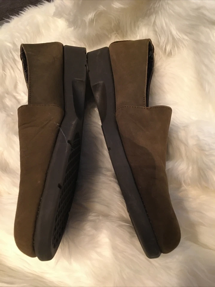 Zapatos sin cordones planos de gamuza con aerosoles suelas de goma verde oliva para mujer talla 8B Foto 3 de 4