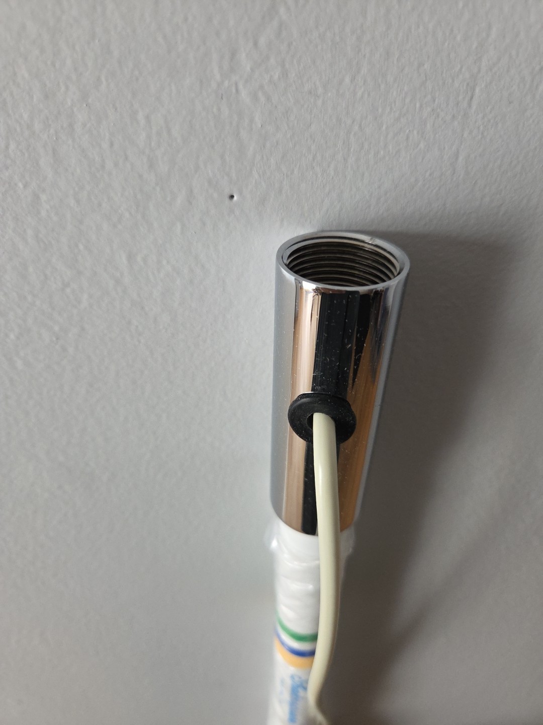 Shakespeare # 5104, 4' Ft VHF Marine Antenna, 3dB, White, 