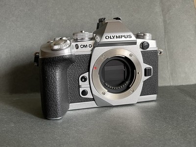 Olympus OM-D E-M1 Silver Leuchtet ABER FUNKTIONIERT NICHT - FÜR TEILE ODER REPARATUR!