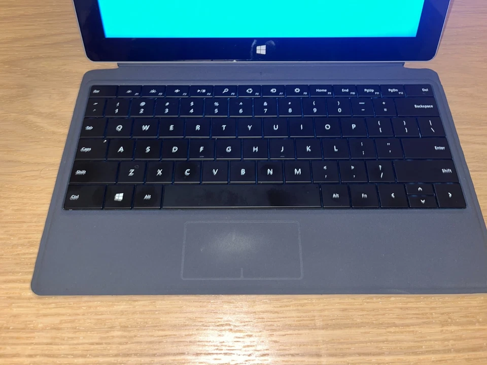 Microsoft Surface 2 RT. Boxed Complete with Keyboard. - Image 2 of 4