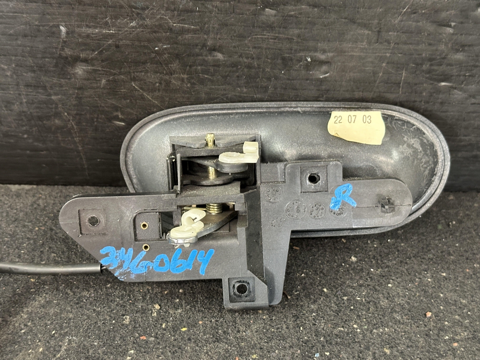 03-07 MASERATI COUPE GT FRONT PASSENGER RH INSIDE INTERIOR DOOR HANDLE W/ COVER