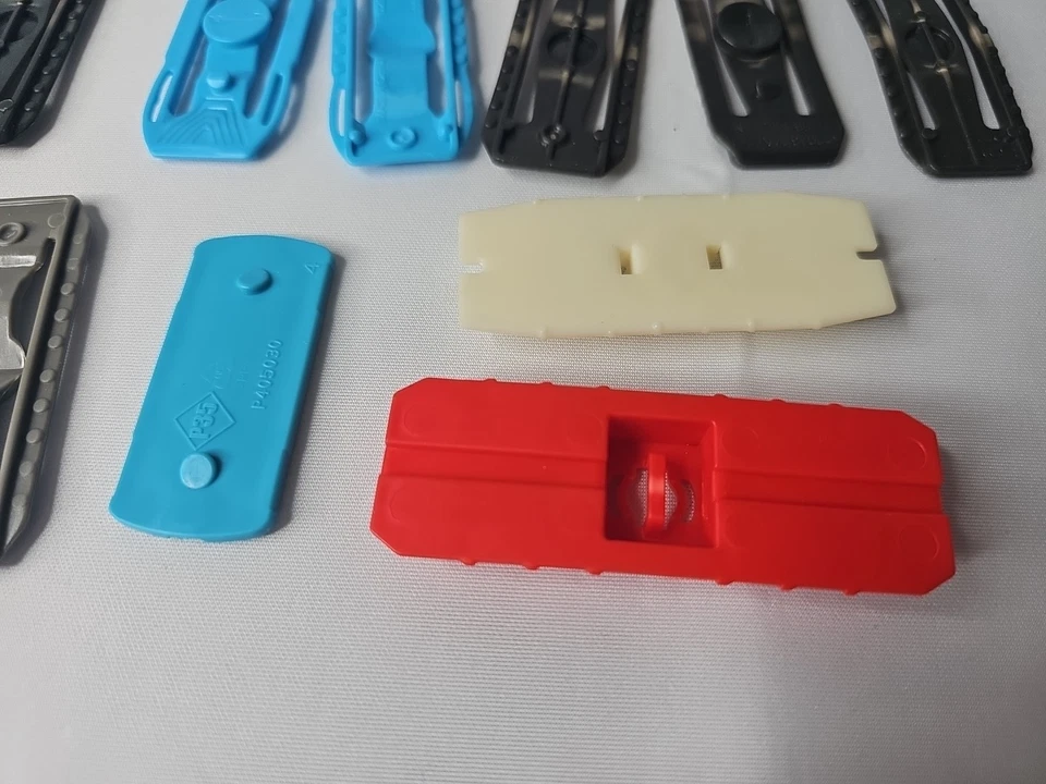 Hot Wheels Track Connectors 30 Pack - Mixed Colors - Light Blue, Grey, Black, ++ - Image 4 of 4