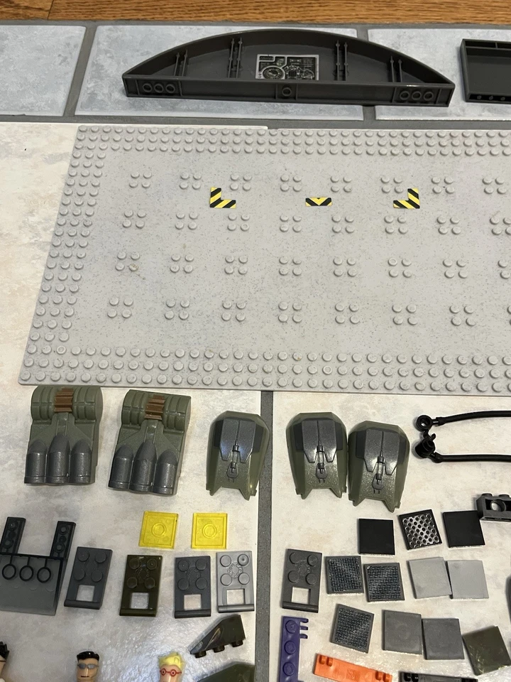 Huge Vintage 2002 Mega Bloks Alien Agency Hangar 18 Replacement Parts Lot + More - Image 2 of 4