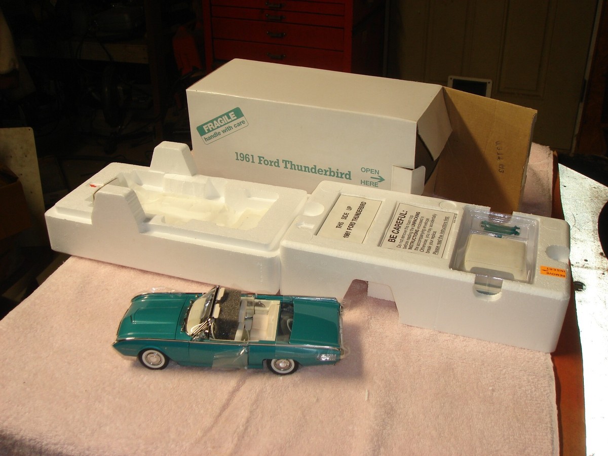 ミニカー 2889 The Danbury Mint Ford Thunderbird Danbury Mint 1964 Ford Thunderbird Hardtop Burgundy 1:24
