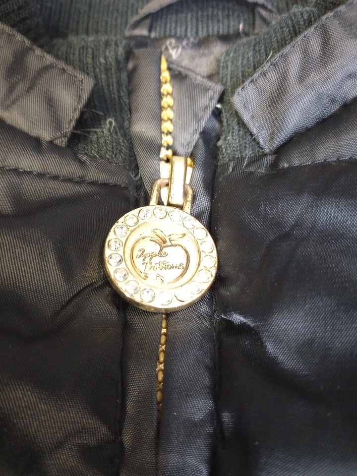 Chaqueta acolchada de plumón negra bordada 6X Apple Bottoms para niñas Foto 3 de 4