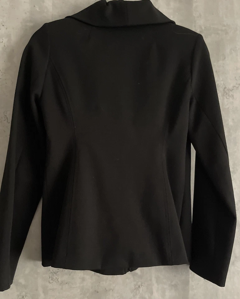 Chaqueta Blazer INC International Concepts Para Mujer Forrada Negra Cuello con Volantes X-SM Foto 3 de 4